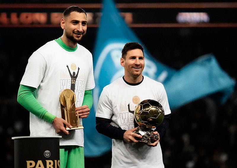 Messi y Donnarumma posan con sus respectivos trofeos 