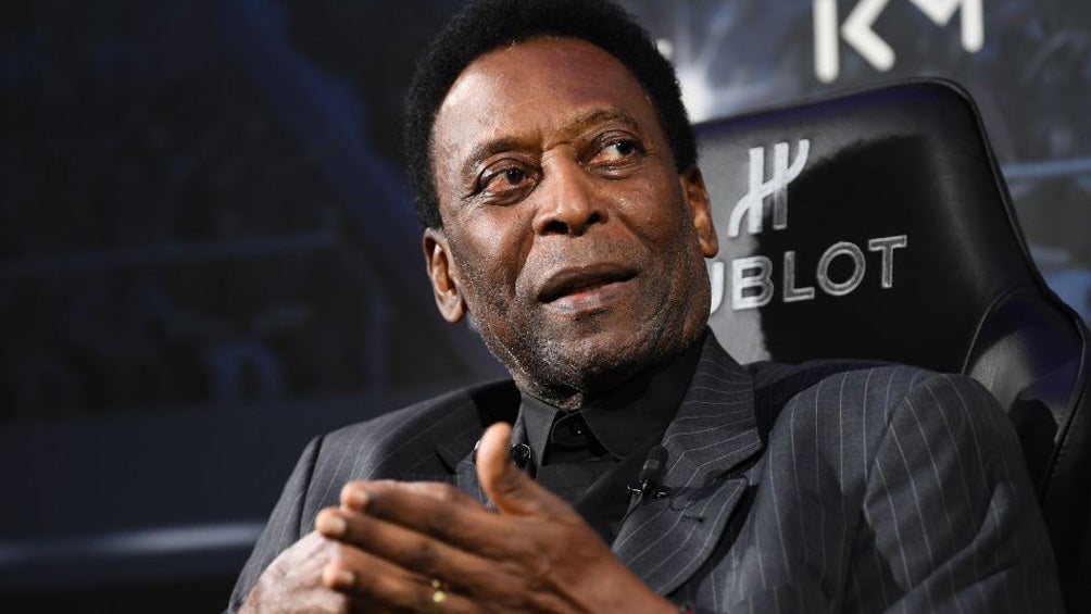 Pelé presta atención en un evento