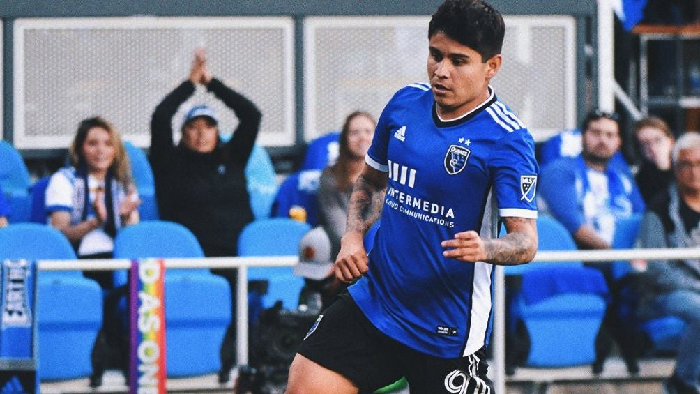 Chofis López jugando partido en la MLS con San José Earthquakes