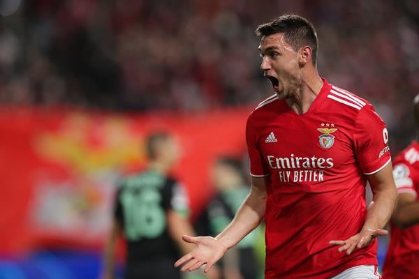 Yaremchuk en festejo con Benfica