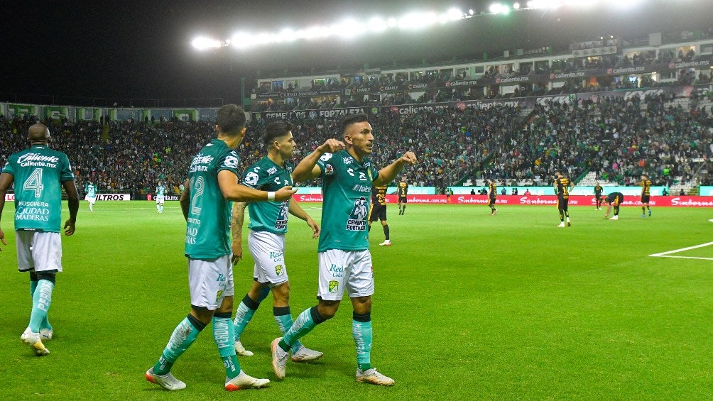 Jugadores de León celebrando un gol