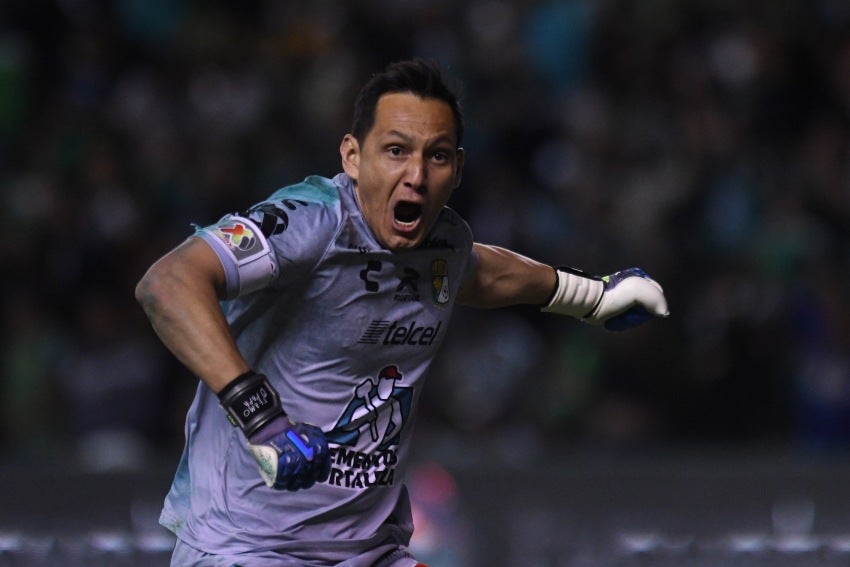 Rodolfo Cota en un partido del León