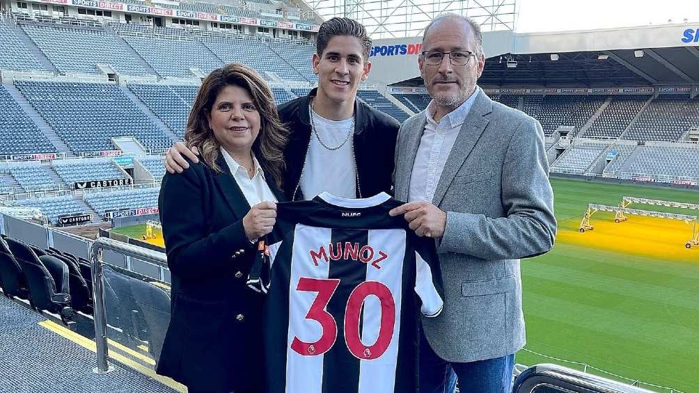 Santiago Muñoz con sus papas en su presentación con el Newcastle