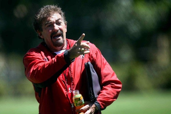 Ricardo La Volpe durante entrenamiento con Los Zorros