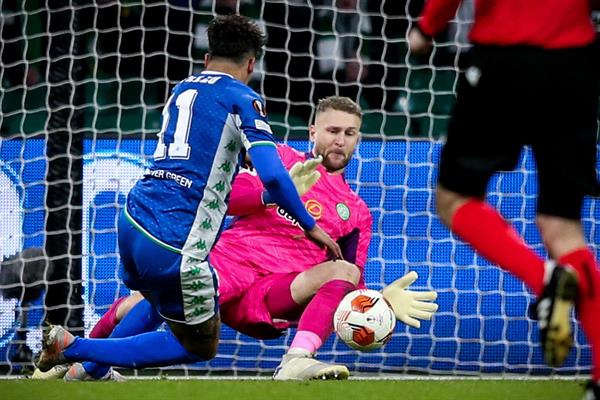 Betis presiona en el arco del Celtic