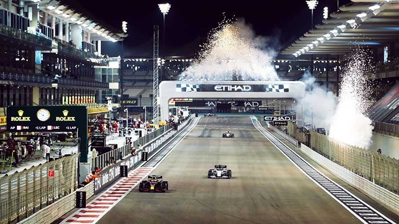 Monoplazas recorren el Circuito de Yas Marina