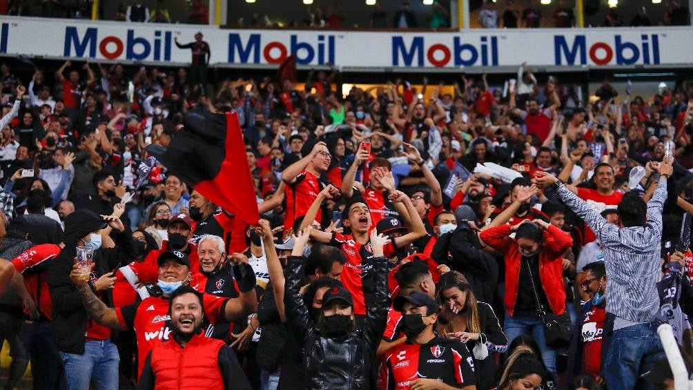 Afición del Atlas apoyando durante la Semifinal de la Liga MX