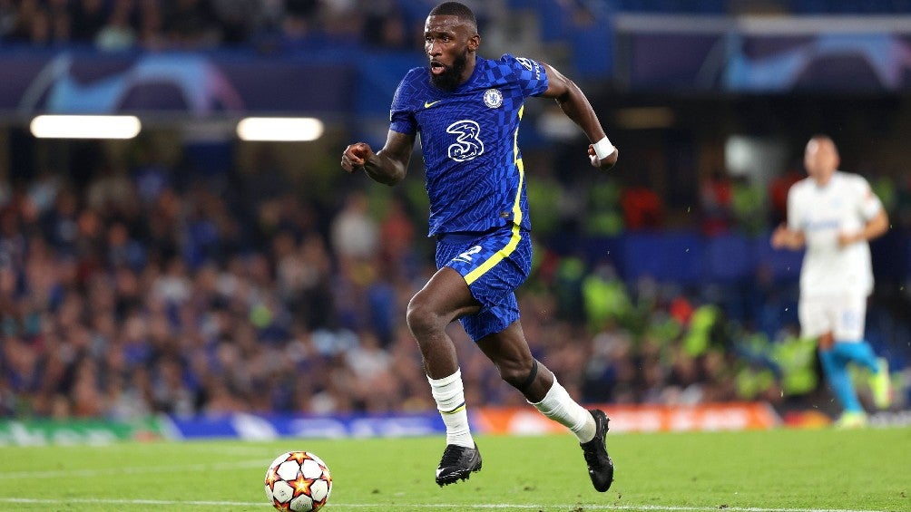 Antonio Rüdiger jugando partido con el Chelsea en Champions League