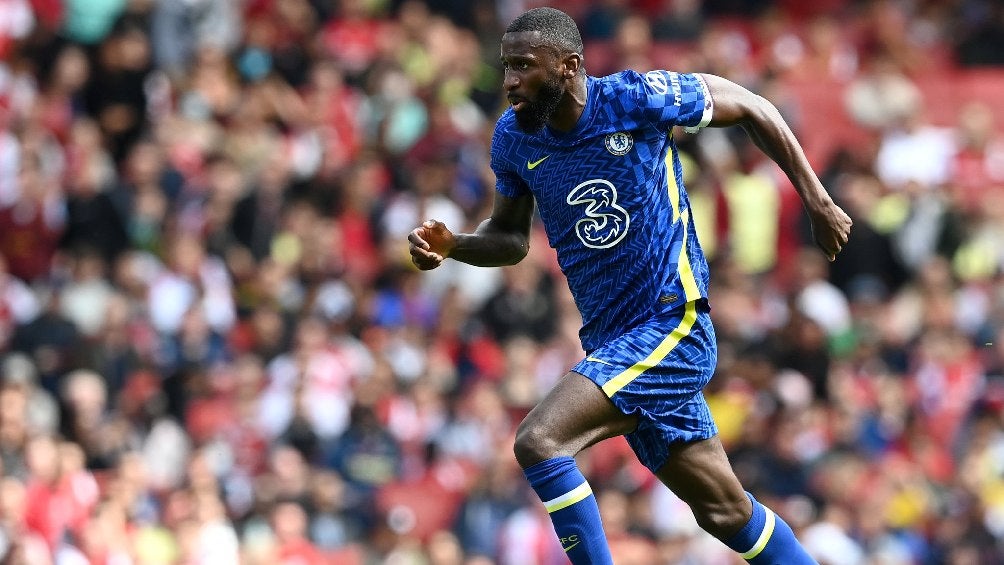 Antonio Rüdiger jugando partido con el Chelsea en la Premier League