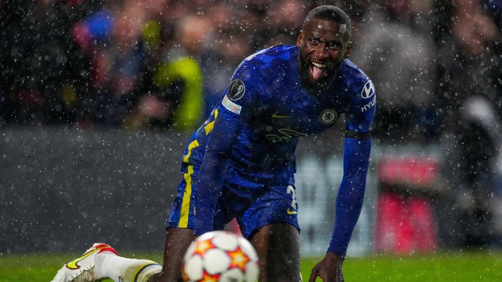 Antonio Rüdiger jugando partido con el Chelsea en Champions League