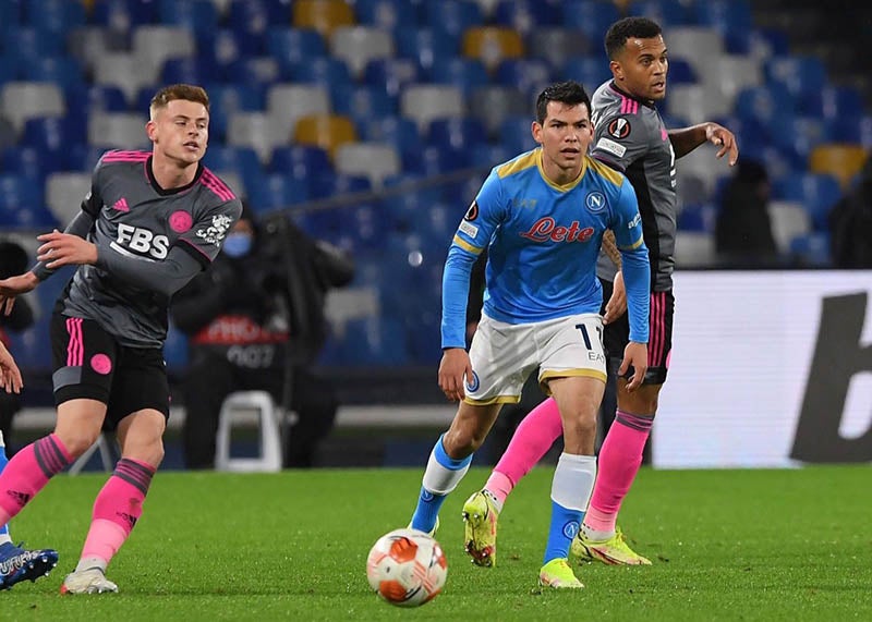 Chucky Lozano durante un duelo con el Napoli 