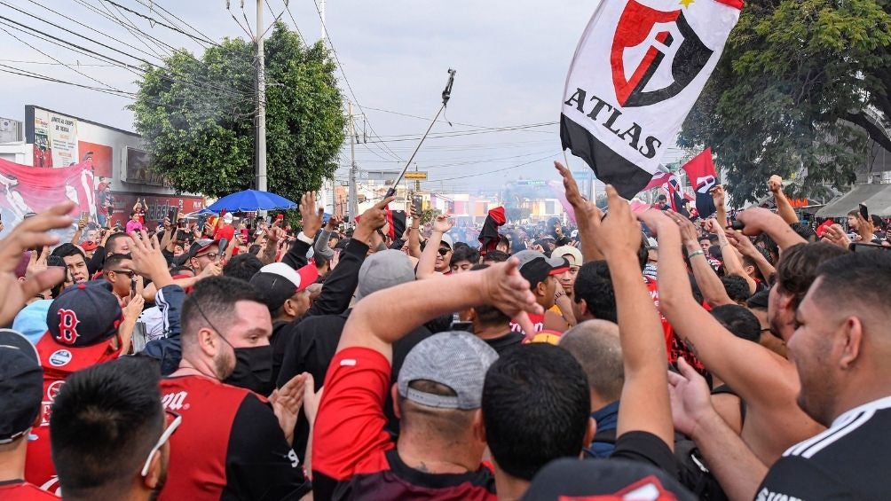 Aficionados del Atlas afuera del estadio 