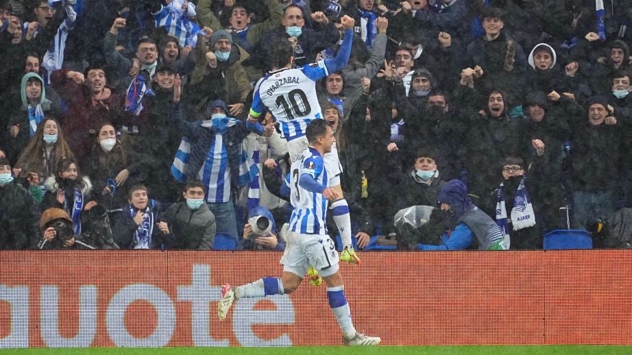 Mikel celebrando el pase a dieciseisavos 