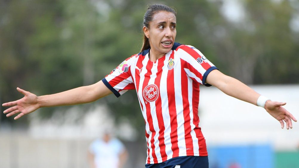 Michelle González en partido de Chivas