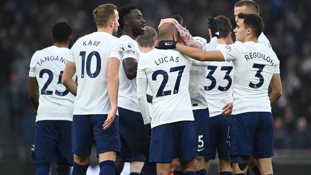 Tottenham festejando gol en partido de la Premier League