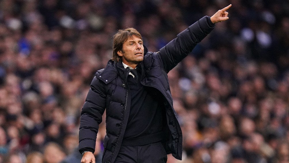 Antonio Conte dirigiendo al Tottenham en la Premier League