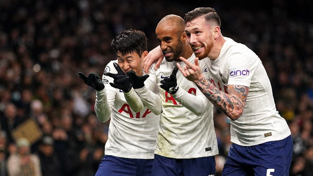 Tottenham festejando gol en partido de la Premier League