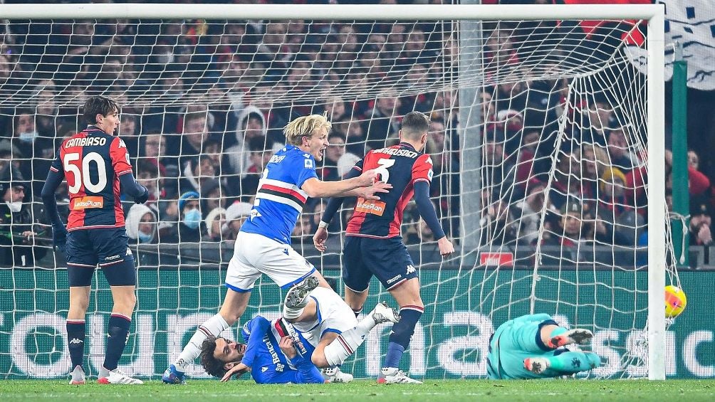 Manolo Gabbiadini del Sampdoria anota frente al Genoa