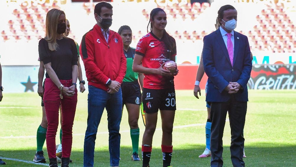 Alison González recibiendo 'Balón de Oro' en la Liga MX Femenil