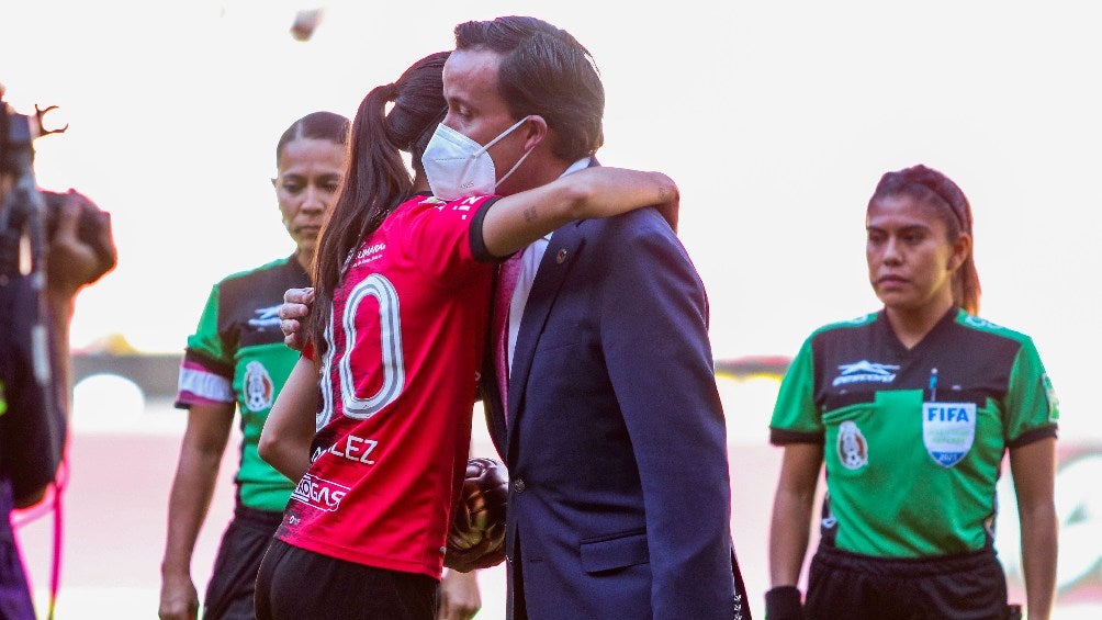 Alison González recibiendo 'Balón de Oro' en la Liga MX Femenil