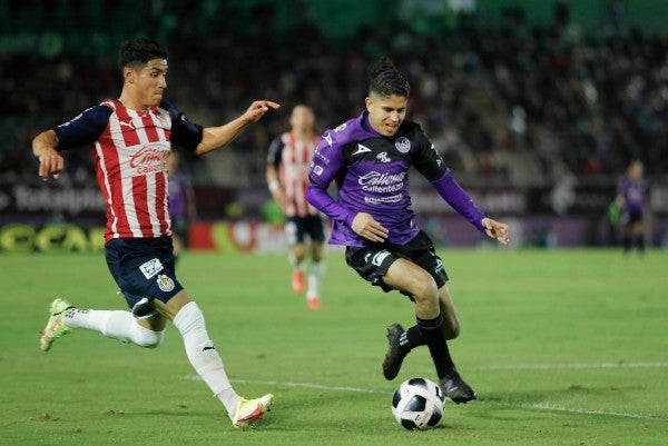 Uriel Antuna de Chivas en acción contra Mazatlán