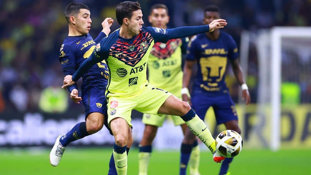 Carlos Reinoso en acción con América