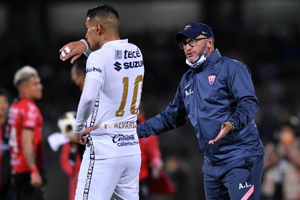 Andrés Lillini en acción con Pumas