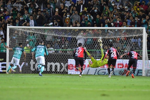 Ángel Mena anota en el Estadio León