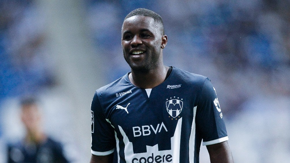 Joel Campbell jugando partido con Rayados en la Liga MX