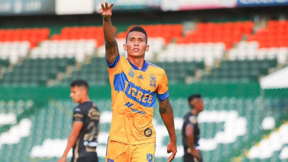 Francisco Meza durante un duelo con Tigres 