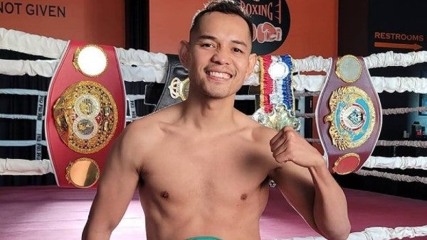 Nonito Donaire posa abajo del ring