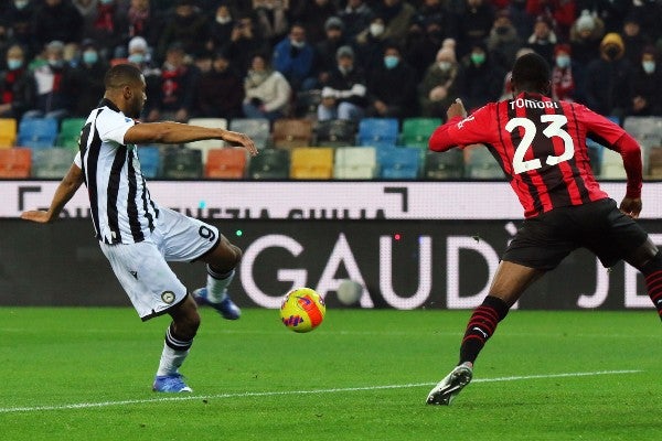 Udinese frente a Milan en la Serie A