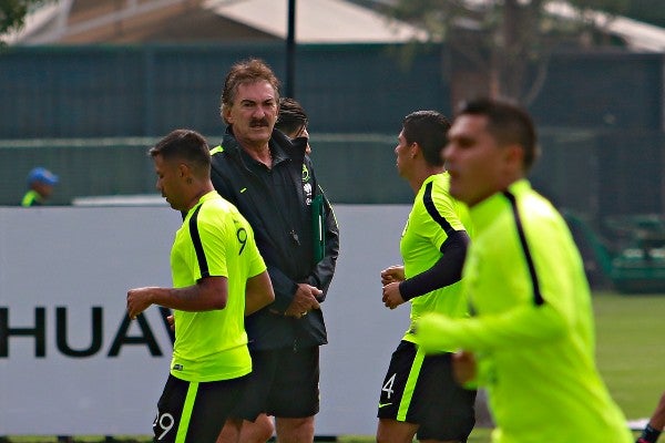 Ricardo La Volpe during training with the Eagles in 2016