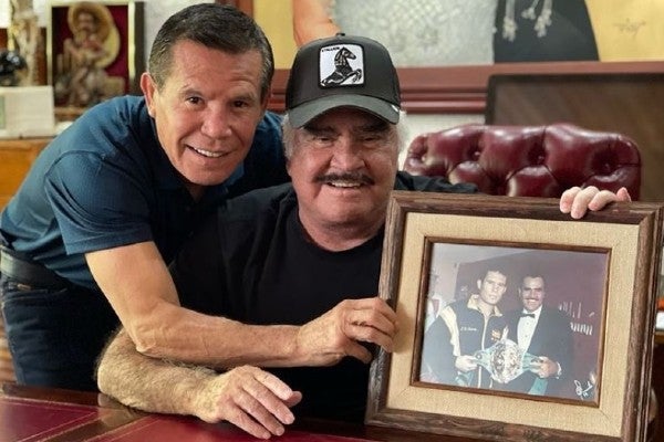 Julio César Chávez junto a Vicente Fernández