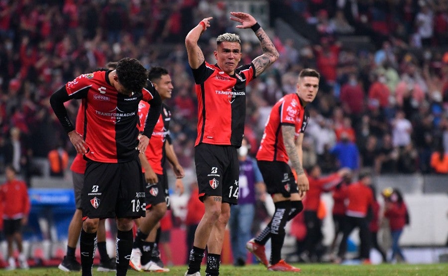 Jugadores celebran con la afición