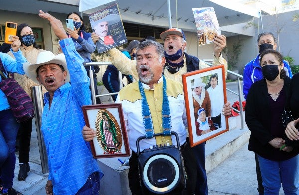 Fanáticos de 'El Charro de Huentitán' afuera del Hospital Country 2000