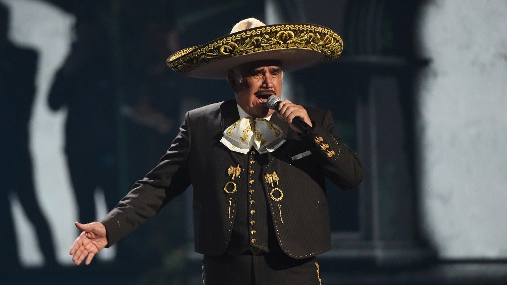 Vicente Fernández dando concierto en México