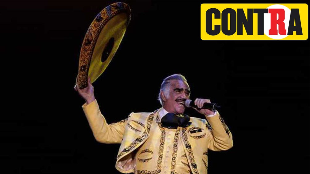 Vicente Fernández interpretando una melodía