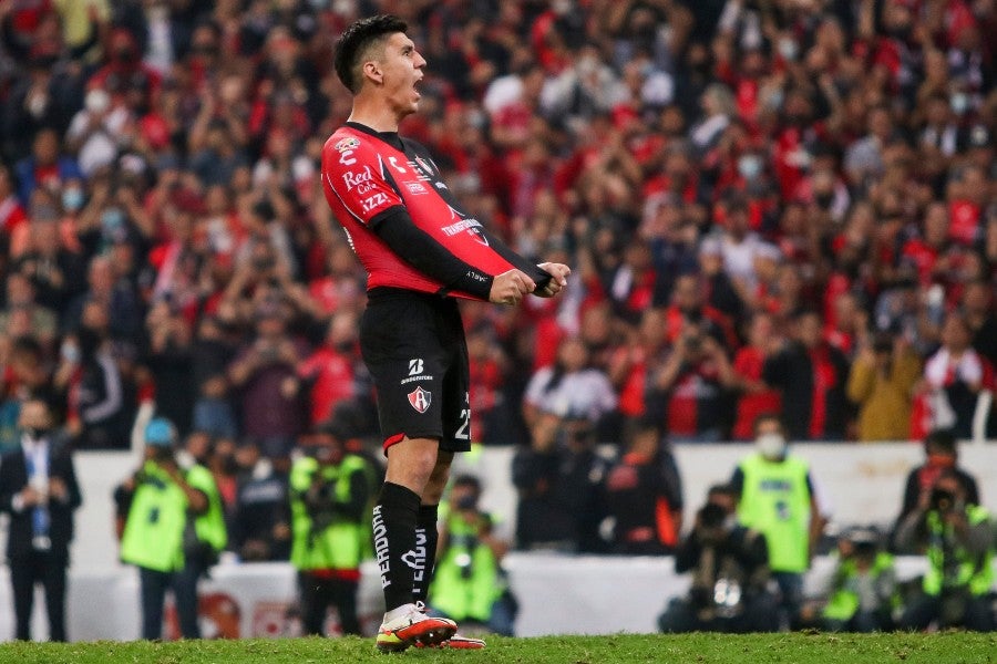 Jesús Angulo celebra tras anotar de penal