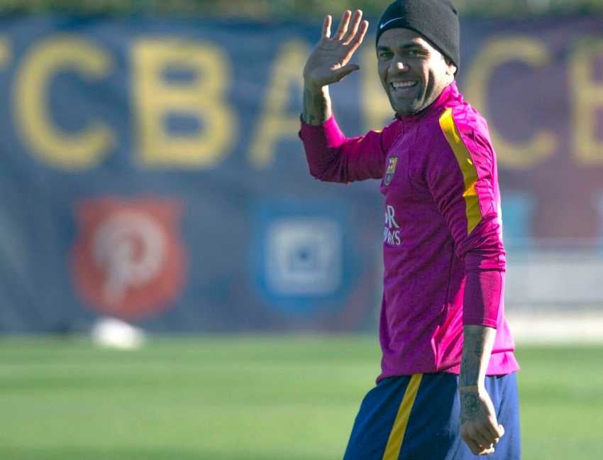 Alves en entrenamiento con el Barcelona 