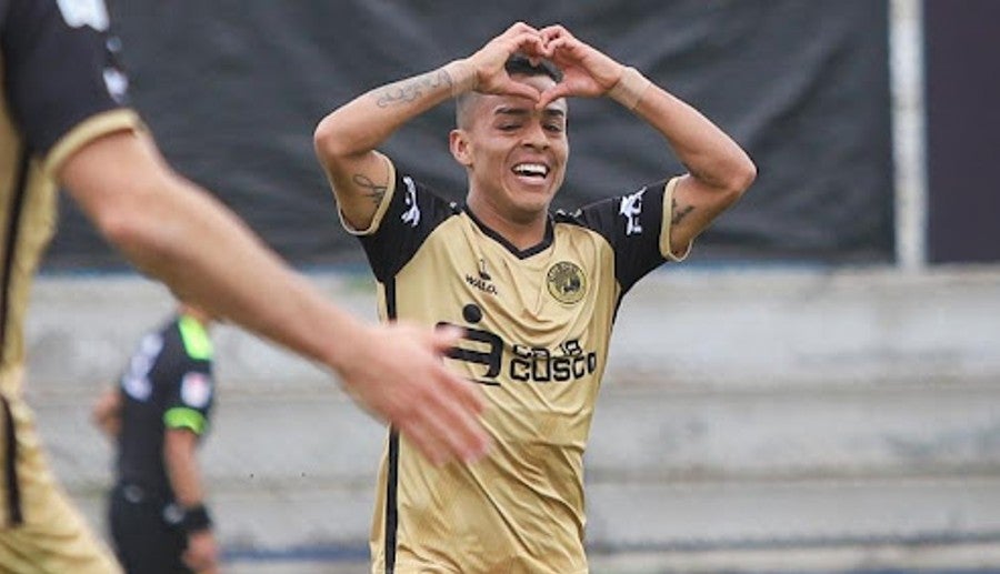 El peruano celebra gol