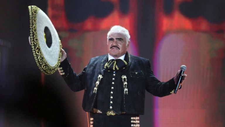 Vicente Fernández dando concierto en México