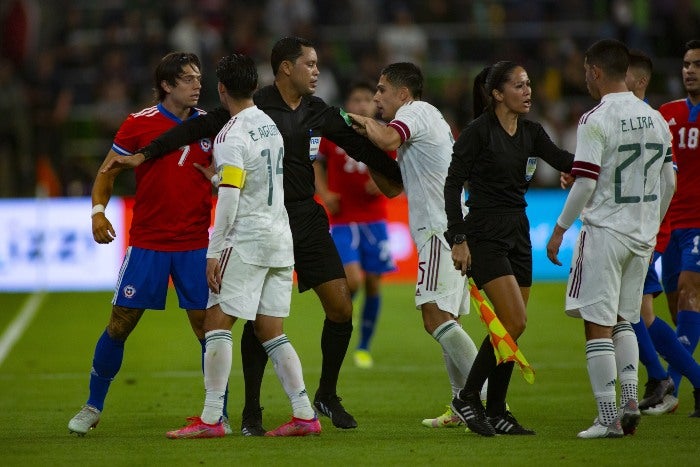 Joaquín Montecinos en acción con Chile ante México