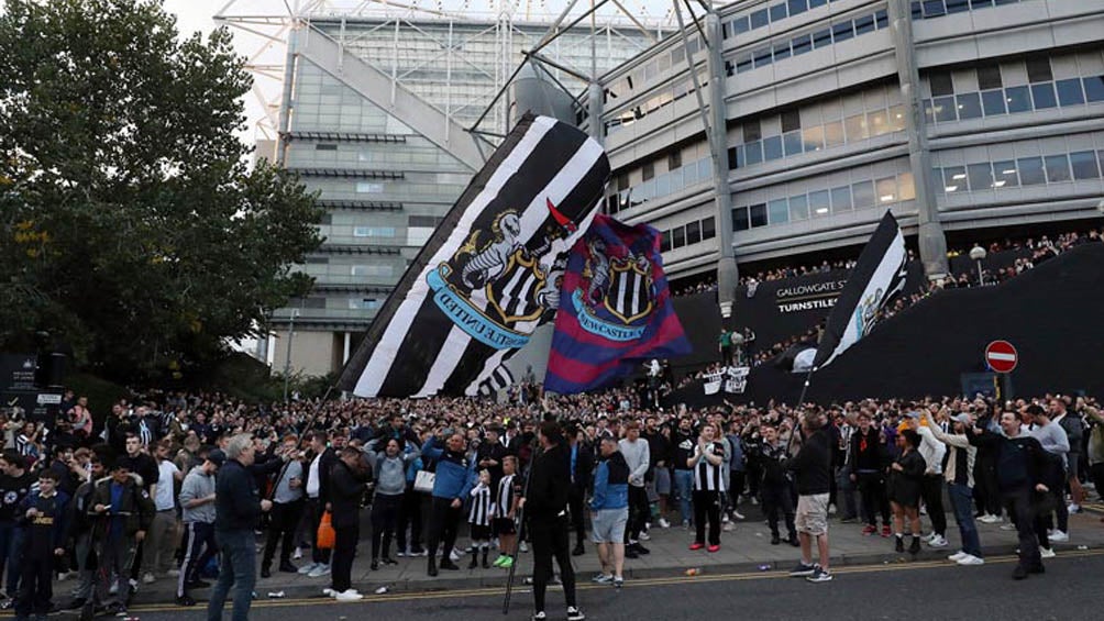 Aficionados a las afueras del estadio del Newcastle