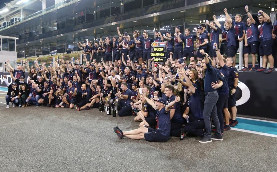 Equipo de Red Bull celebrando triunfo en GP de Abu Dabi