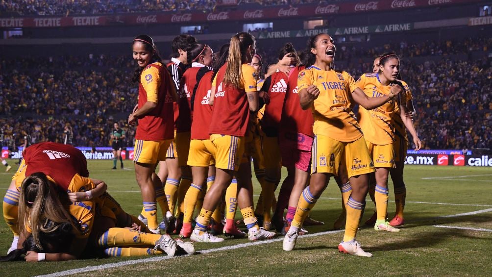 Jugadoras de Tigres Femenil en festejo