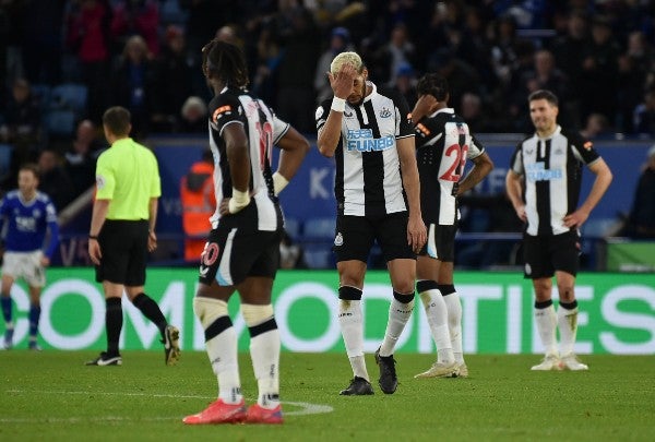 Jugadores del Newcastle United reaccionan durante juego