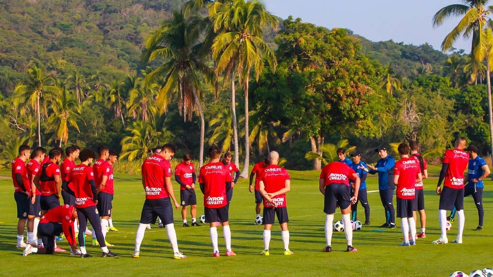 Plantilla de Chivas previo a un entrenamiento en la pretemporada