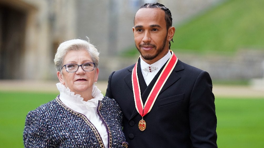 Lewis Hamilton acompañado de su mamá en la condecoración