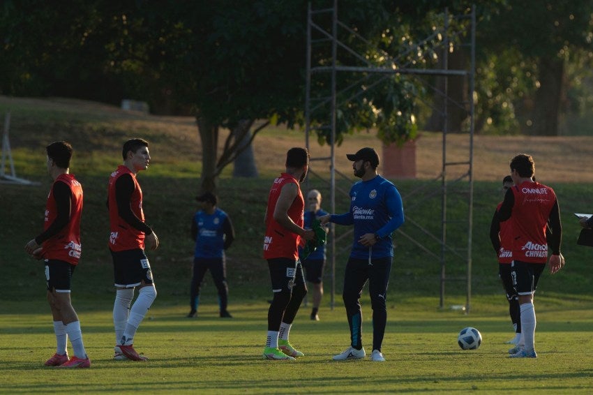 Jugadores de Chivas en pretemporada en Barra de Navidad